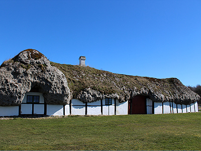 Der Museumshof hat eines der am besten erhaltenen Tangdächer der Insel