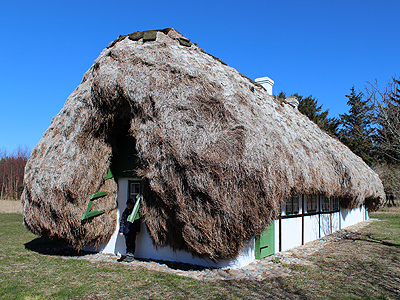 Das Haus ”Trollebo” mit einem dicken und gut erhaltenen Tangdach